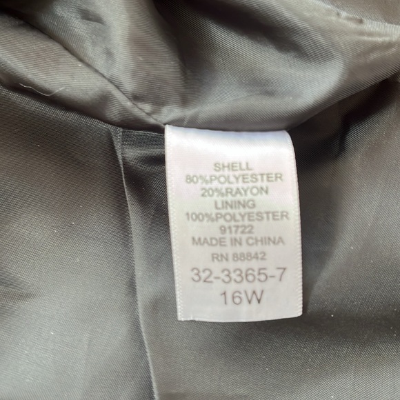 Denim 24/7 Ladies black blazer. EUC size 16W. This is an excellent staple! - Picture 5 of 5